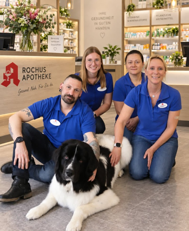Team der Rochus-Apotheke in Sundern mit Hund Team der Rochus-Apotheke in Sundern im Verkaufsraum